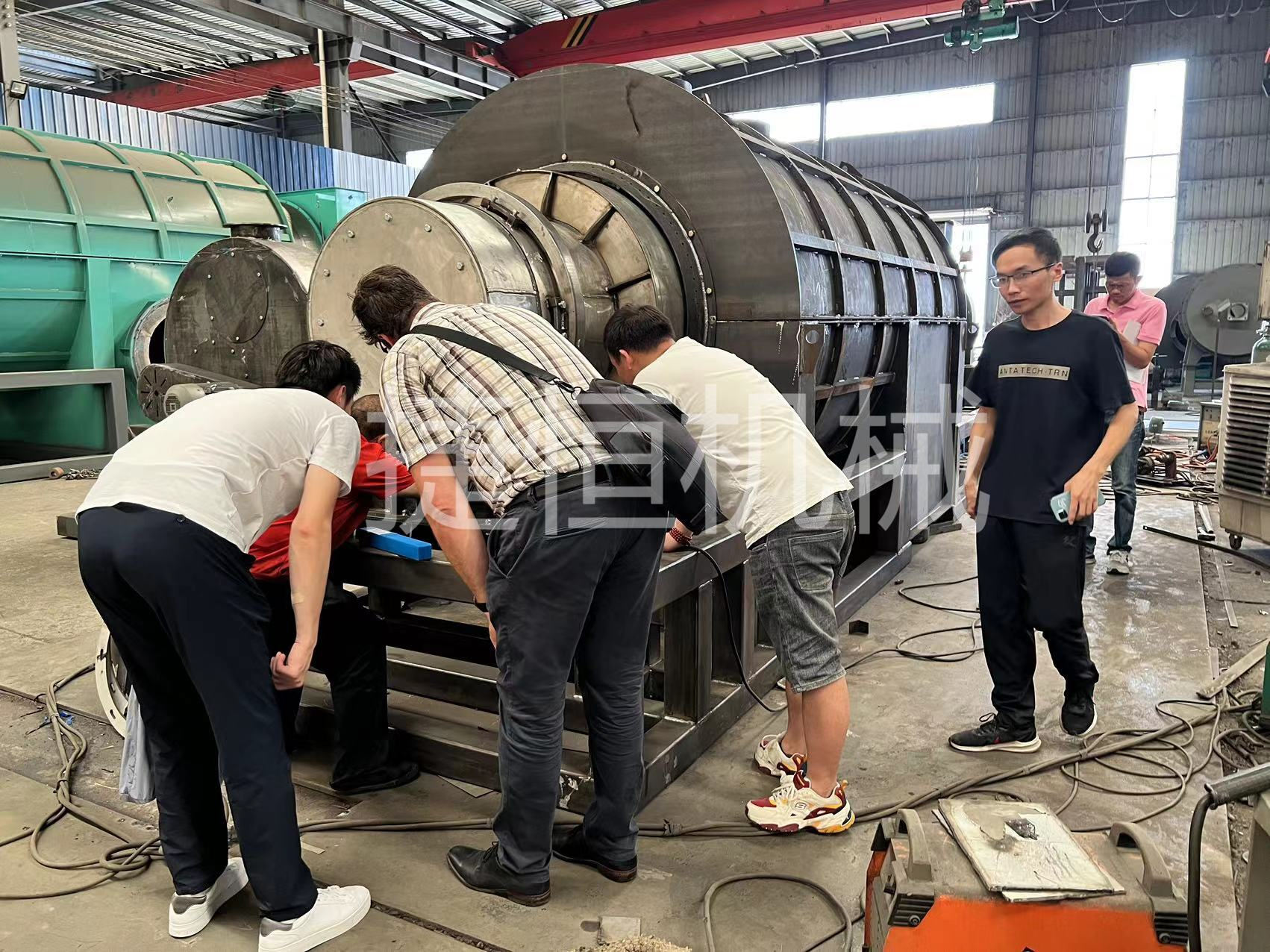 芬蘭客戶來(lái)工廠檢驗(yàn)炭化機(jī)